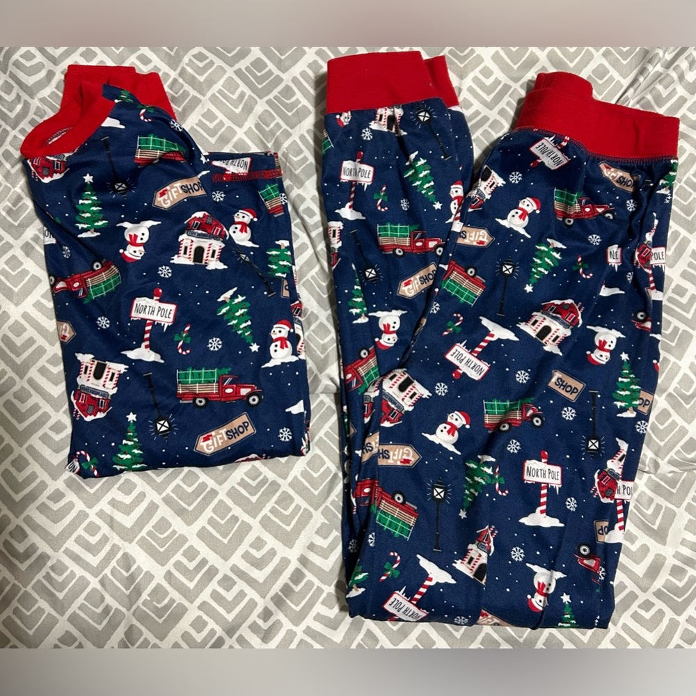 💰2/$10 Jellifish kids Christmas Navy w/ holiday pattern Pj set size 12